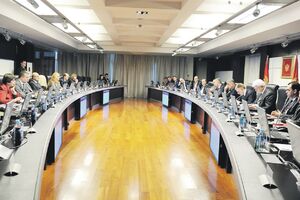 Duguju EPCG skoro dva miliona eura