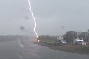 Pogledajte trenutak kada grom udara u drveće uz Temzu