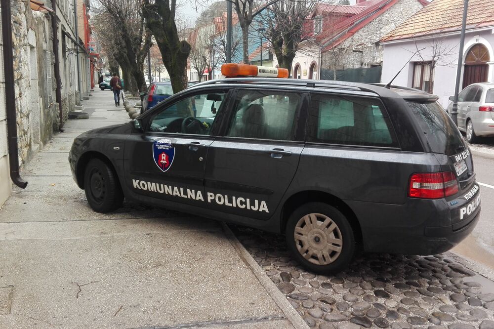 nepropisno parkiranje, Komunalna policija Cetinje, Foto: Čitalac reporter