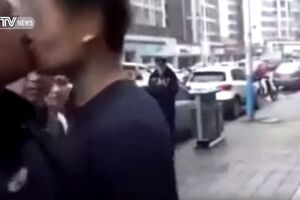 Poljubio policajca dok se opirao hapšenju