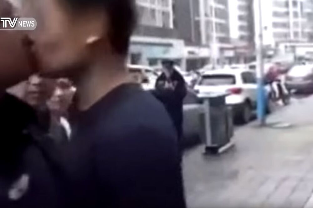 Poljubac policajca, Foto: Screenshot (YouTube)