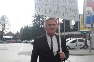 Profesor iz Berana izveo performans: "Vlast nikakva, opozicija...