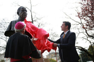 Albanci digli spomenik papi Franju u Tirani