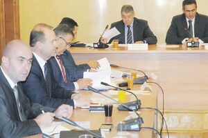 Opstrukcija počinje od vrha