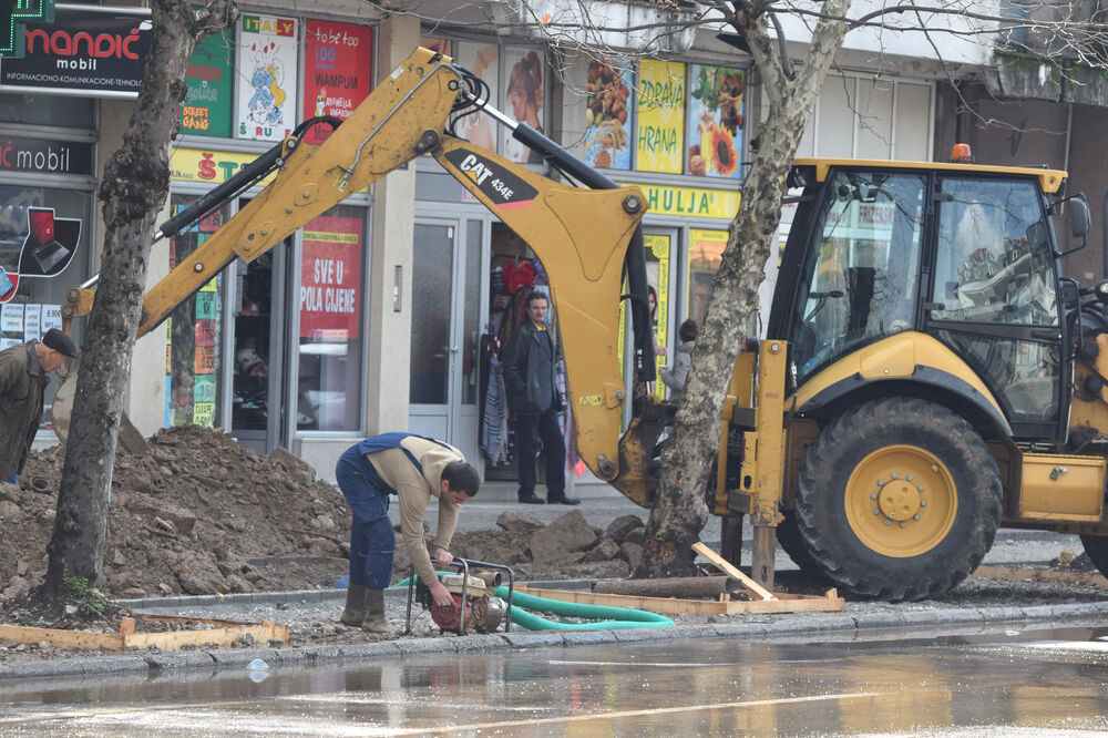 Oštećena cijev, stanari Metalke, Foto: Boris Pejović