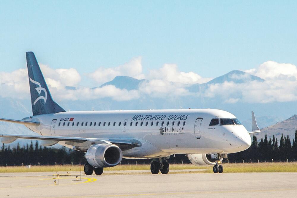 Avion, Montenegro airlines, Foto: Montenegro Airlines