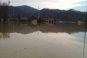 Prva žrtva poplava: U Đakovici se utopio starac. Srbija: Vanredno...