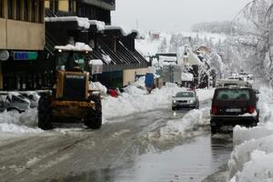 Privedene tri osobe: "Pozajmili" snjegočistač pa čistili ulice po...