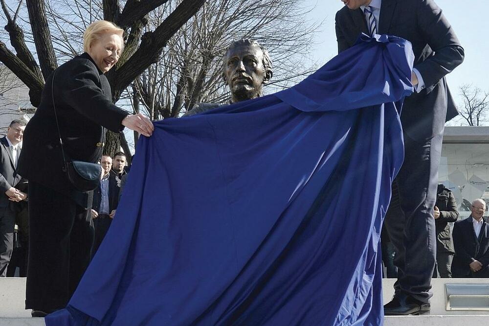 Borislav Pekić spomenik (novina), Foto: Vesti-online.com