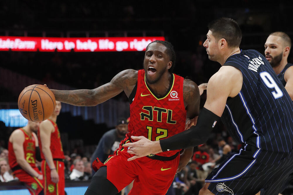 Vučević (desno) u duelu sa Prinsom iz Atlante, Foto: BETA/AP