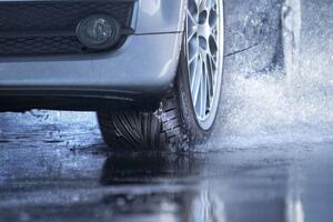 Oprezno vozite: putevi mokri, vidljivost smanjena