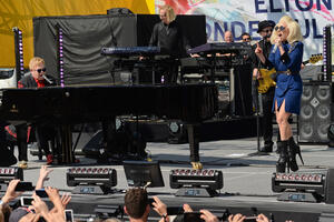 Iznenadni i besplatni koncert Eltona Džona, zapjevala i Lejdi Gaga