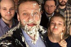 Navaljni napad povezuje s Kremljem: Bacili mi dvije torte u lice