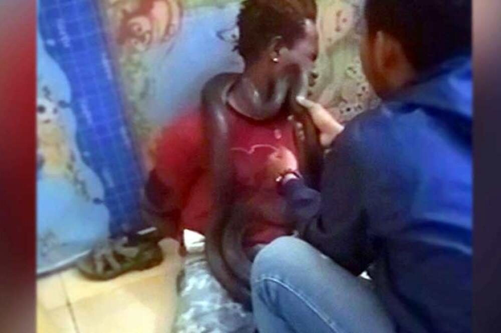 Čovjek na snimku vrišti dok ga policajac pita koliko je puta krao mobilne telefon, Foto: Twitter