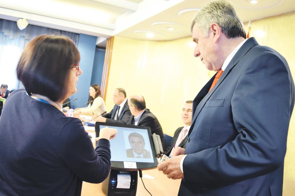 Elektronska identifikacija birača (Novine)