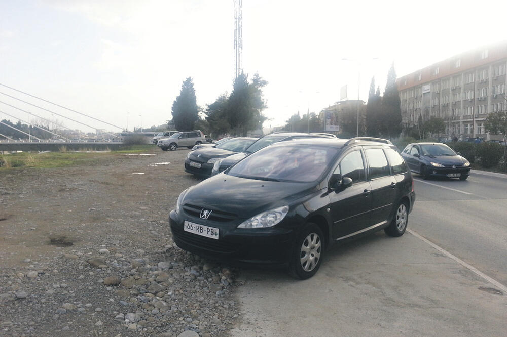 Parkiranje,ekonomski fakultet, Foto: Čitalac