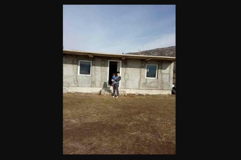 Milena sa kćerkom ispred kuće u kojoj žive, Foto: Privatna arhiva