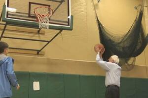 Berni Sanders čekao rezultate igrajući basket sa unucima
