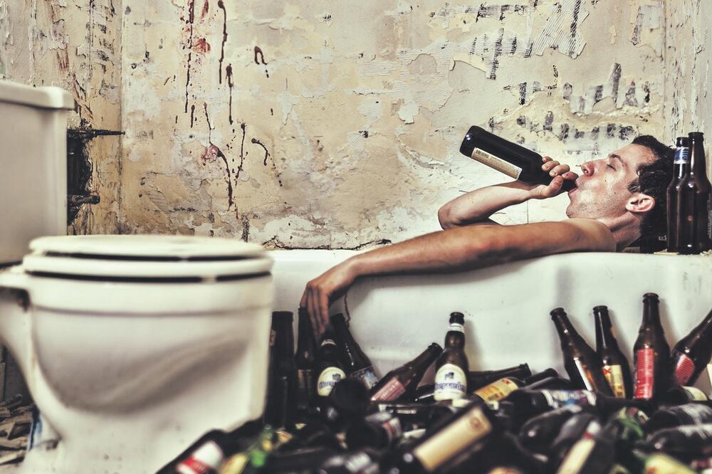 Alkohol (Novine), Foto: Miscellaneoushi.com