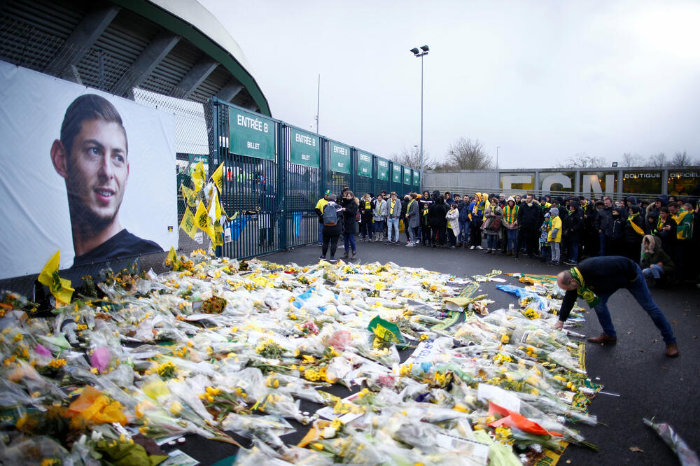 Navijači odaju počast Emilijanu Sali, Foto: Reuters