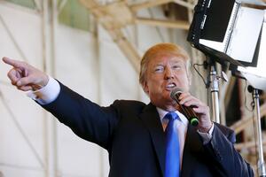 Trampov avion prinudno sletio