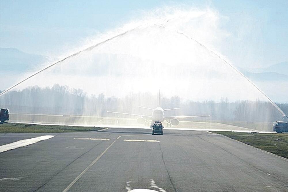 Aerodrom Tuzla, Montenegro Airlines (Novine), Foto: Tuzlanski.ba