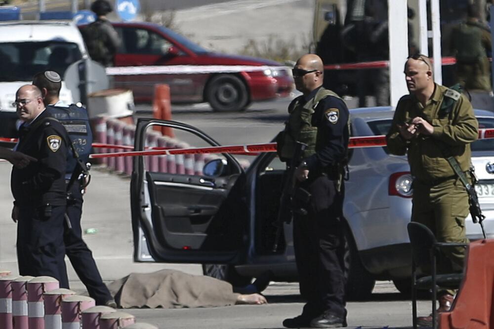 Izraelska vojska iznad tijela ubijenog Palestinca, Foto: Reuters
