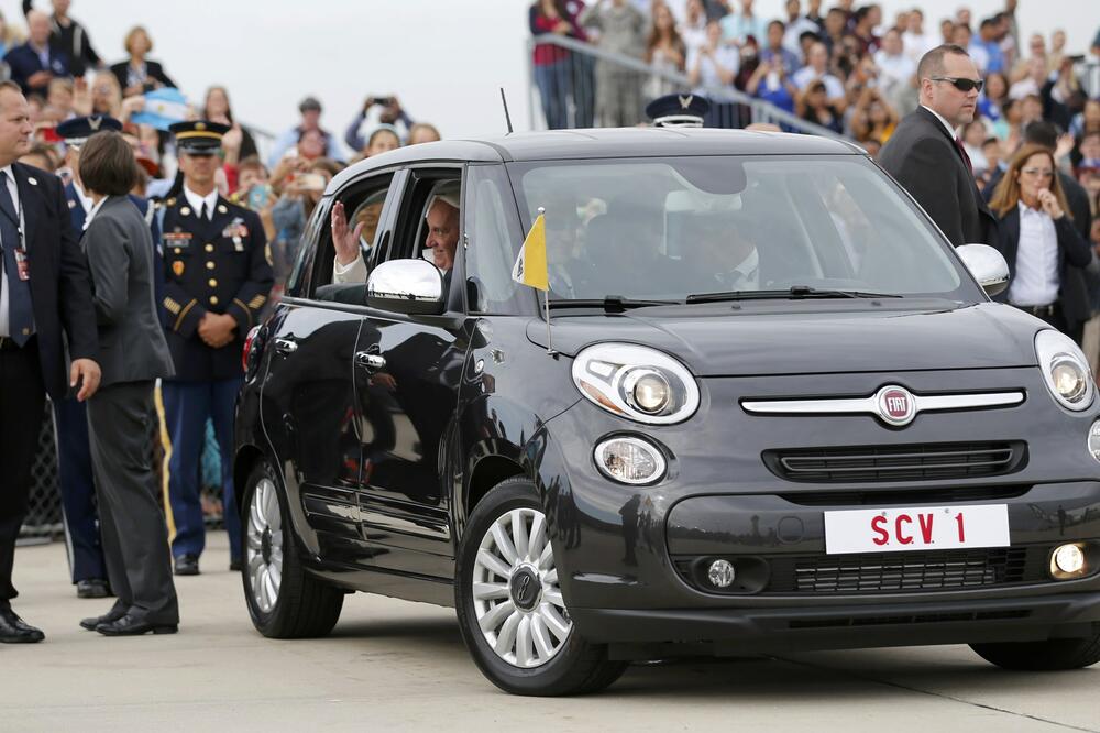 Fiat 500 L, Papa Franjo, Foto: Reuters