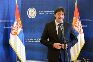 Vučić potpisao predlog za razrješenje Gašića