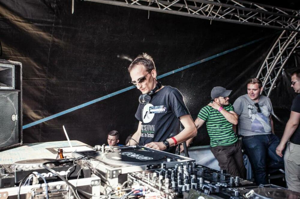 sorano, Foto: Empty headed