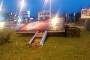 Vjetar u Ulcinju obarao bilborde i borove