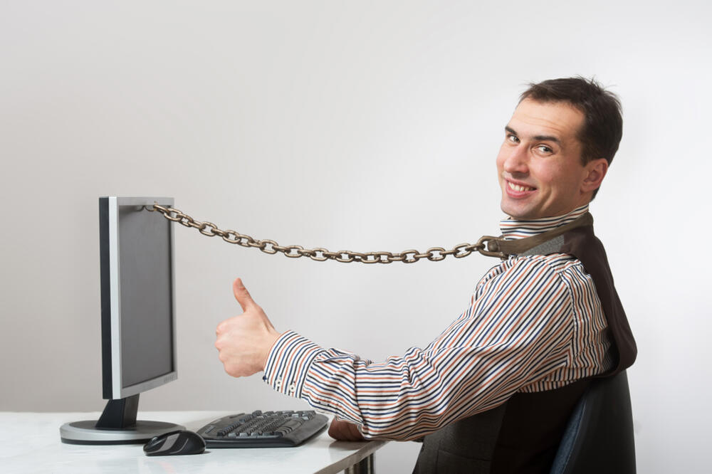 Čovjek, kompjuter, lanac, Foto: Shutterstock