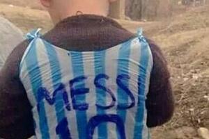 Iz Avganistana je dječak u Mesijevom dresu od plastične kese