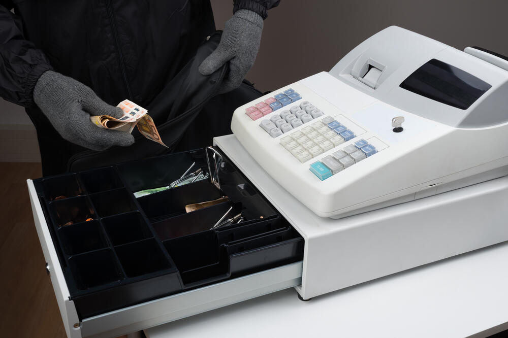 lopov, kasa, Foto: Shutterstock.com