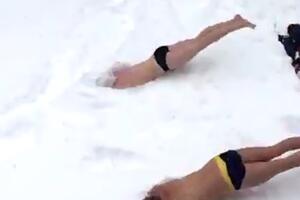 Neko od snijega pravi Snješka, neko se sanka i grudva, a oni su...