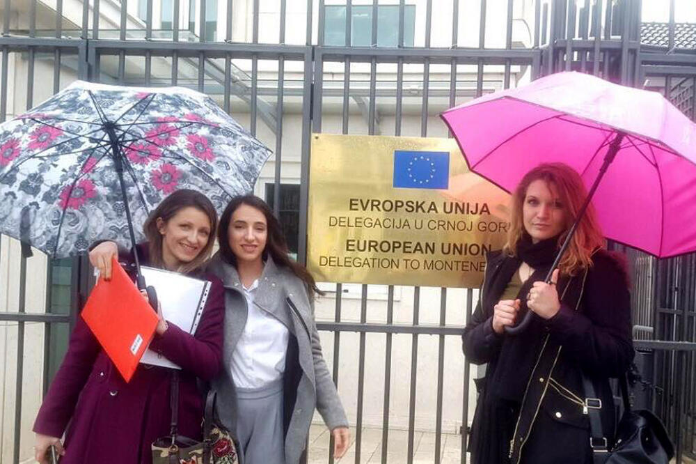 Ćalasan, Pavićević i Kurgaš ispred sjedišta Delegacije EU, Foto: Privatna arhiva