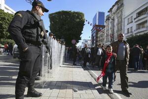 Tunis uvodi policijski čas od ponoći
