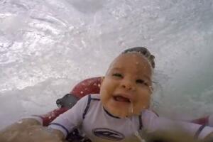 Pogledajte kako ova beba uživa u prvom surfovanju sa ocem