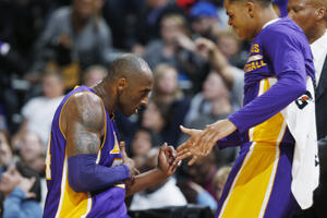 Brajant predvodi Zapad, Džejms na čelu Istoka