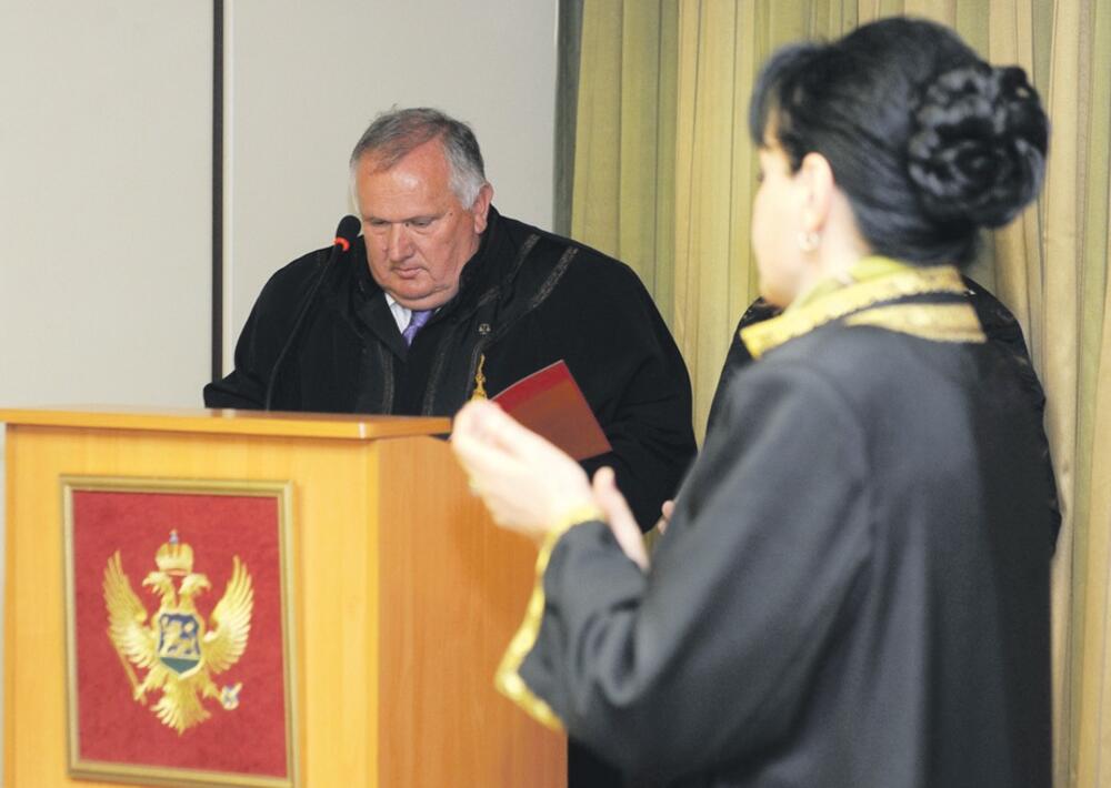 Branko Vučković, Vesna Medenica (Novine)