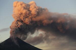 Erupcija vulkana u Kamčatki, stub pepela visok osam kilometara