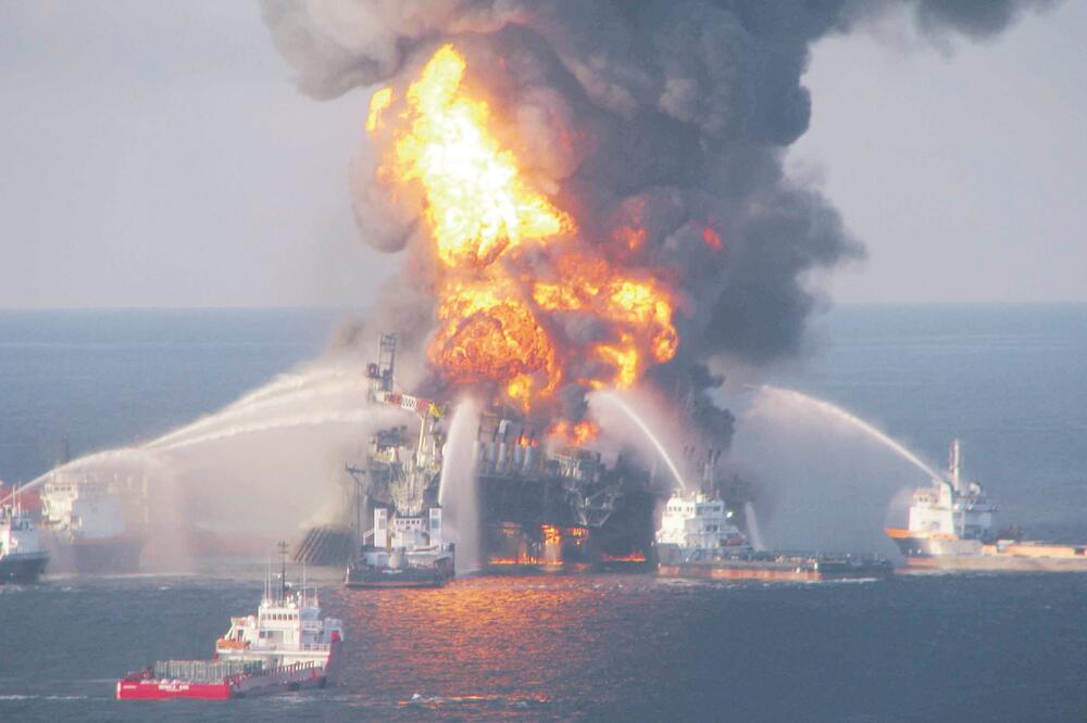 Eksplozija, naftna platforma (Novine), Foto: Eoearth.org
