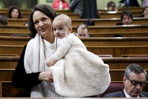 Špansku političarku kritikovali jer je u parlamentu dojila bebu