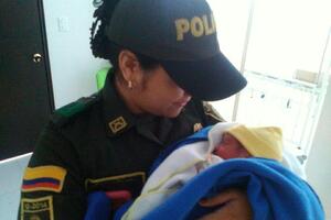 Policajka podojila napuštenu bebu i spasila joj život