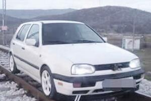 Automobil parkiran na kolosijeku u Zagoriču