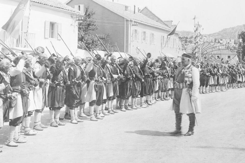 Kralj Nikola i veterani (Novine)