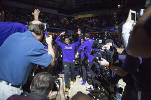 Sakramento bolji od Lejkersa, Brajantu aplauzi publike i poklon od...