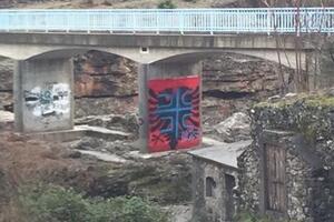 Četiri ocila nacrtana preko albanske zastave na mostu na Cijevni