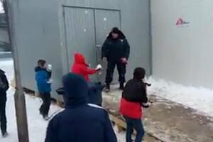 Srbija: Djeca migranti se grudvaju sa policajcima