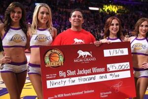 Navijač Lejkersa pogodio s centra i zaradio 95 hiljada dolara